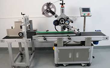 平面貼標(biāo)機(jī)如何實(shí)現(xiàn)貼上下兩個(gè)標(biāo)簽?平面貼標(biāo)機(jī)操作環(huán)境要求是什么？